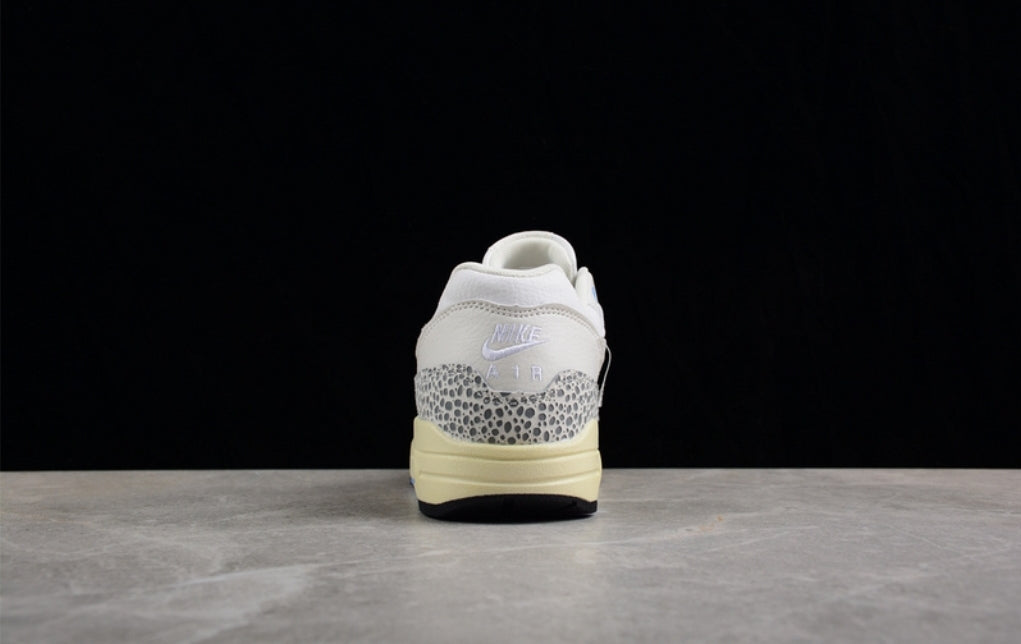 Les baskets Nike Air Max 1 sont iconiques pour leur style emblématique.retro incontournable pas cher. Le moins cher.exceptionnel 