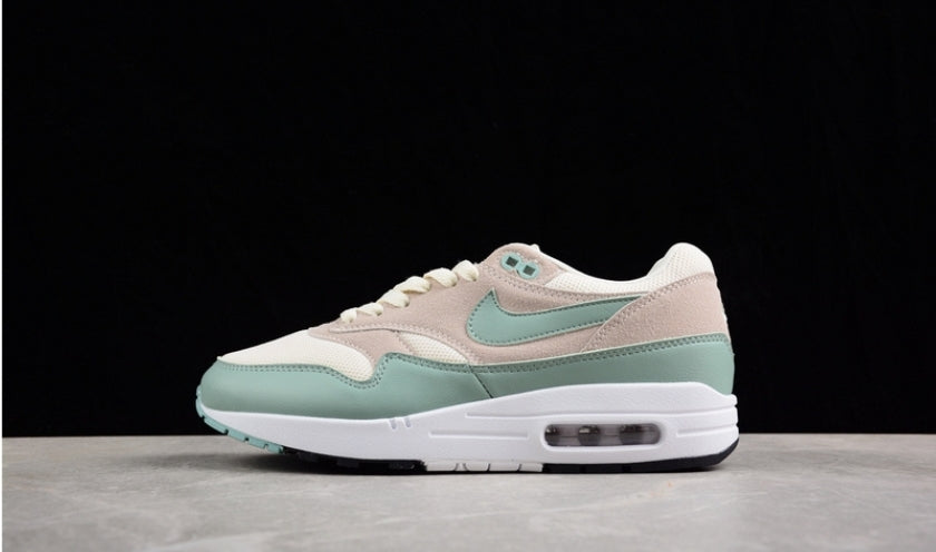Les baskets Nike Air Max 1 sont iconiques pour leur style emblématique.retro incontournable pas cher. Le moins cher.exceptionnel 