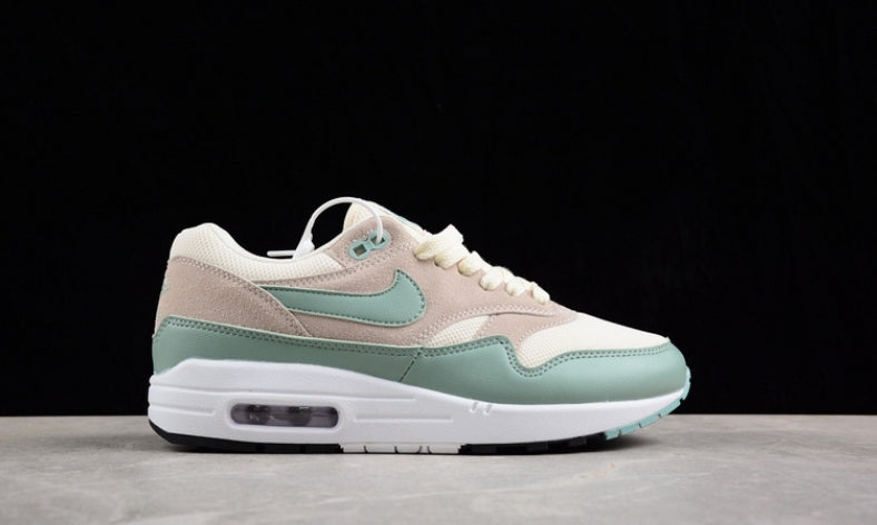 Les baskets Nike Air Max 1 sont iconiques pour leur style emblématique.retro incontournable pas cher. Le moins cher.exceptionnel 