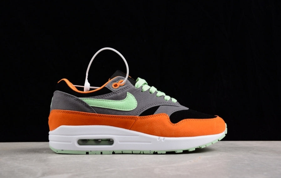 Les baskets Nike Air Max 1 sont iconiques pour leur style emblématique.retro incontournable pas cher. Le moins cher.exceptionnel 