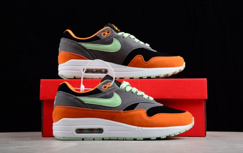 Les baskets Nike Air Max 1 sont iconiques pour leur style emblématique.retro incontournable pas cher. Le moins cher.exceptionnel 