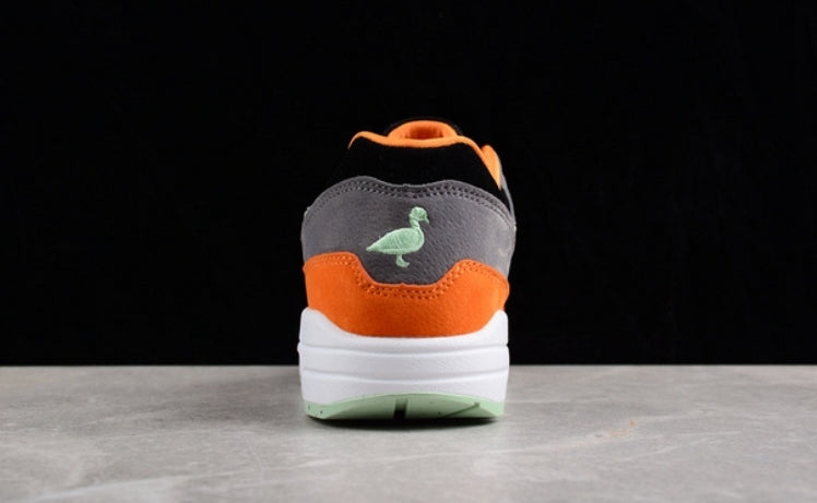 Les baskets Nike Air Max 1 sont iconiques pour leur style emblématique.retro incontournable pas cher. Le moins cher.exceptionnel 