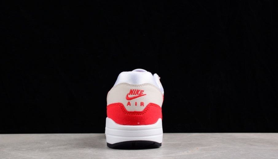 Les baskets Nike Air Max 1 sont iconiques pour leur style emblématique.retro incontournable pas cher. Le moins cher.exceptionnel 