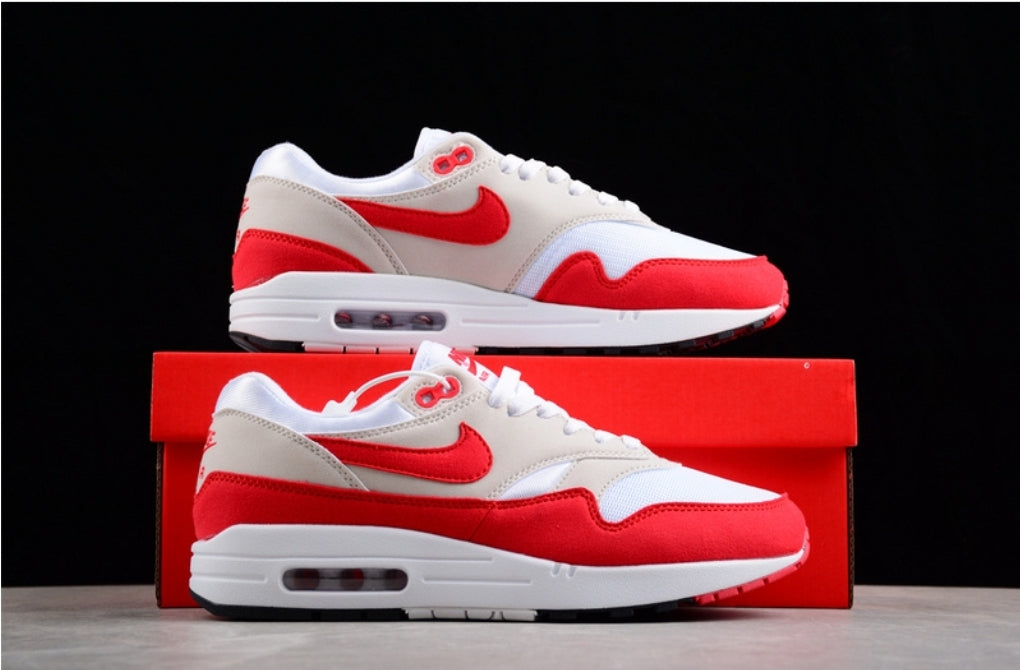 Les baskets Nike Air Max 1 sont iconiques pour leur style emblématique.retro incontournable pas cher. Le moins cher.exceptionnel 