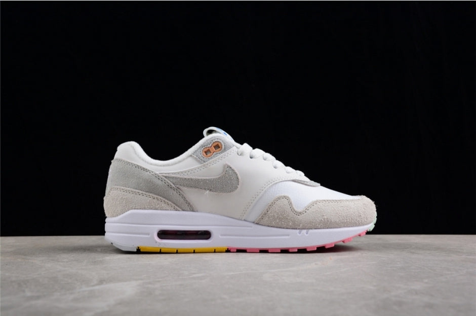 Les baskets Nike Air Max 1 sont iconiques pour leur style emblématique.retro incontournable pas cher. Le moins cher.exceptionnel 