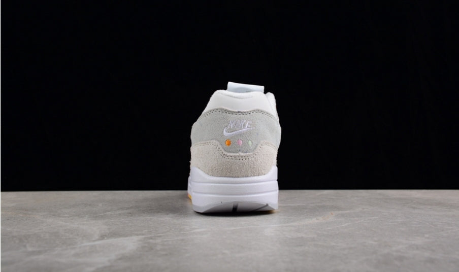 Les baskets Nike Air Max 1 sont iconiques pour leur style emblématique.retro incontournable pas cher. Le moins cher.exceptionnel 