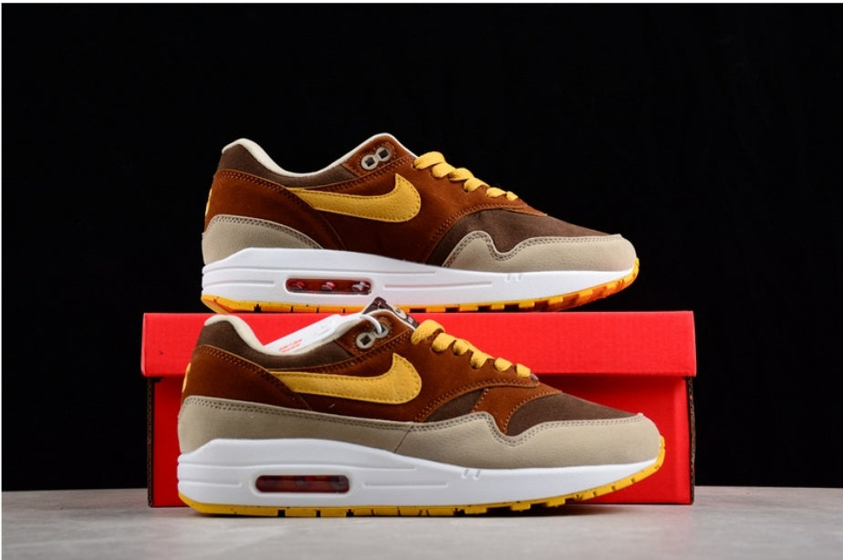 Les baskets Nike Air Max 1 sont iconiques pour leur style emblématique.retro incontournable pas cher. Le moins cher.exceptionnel 