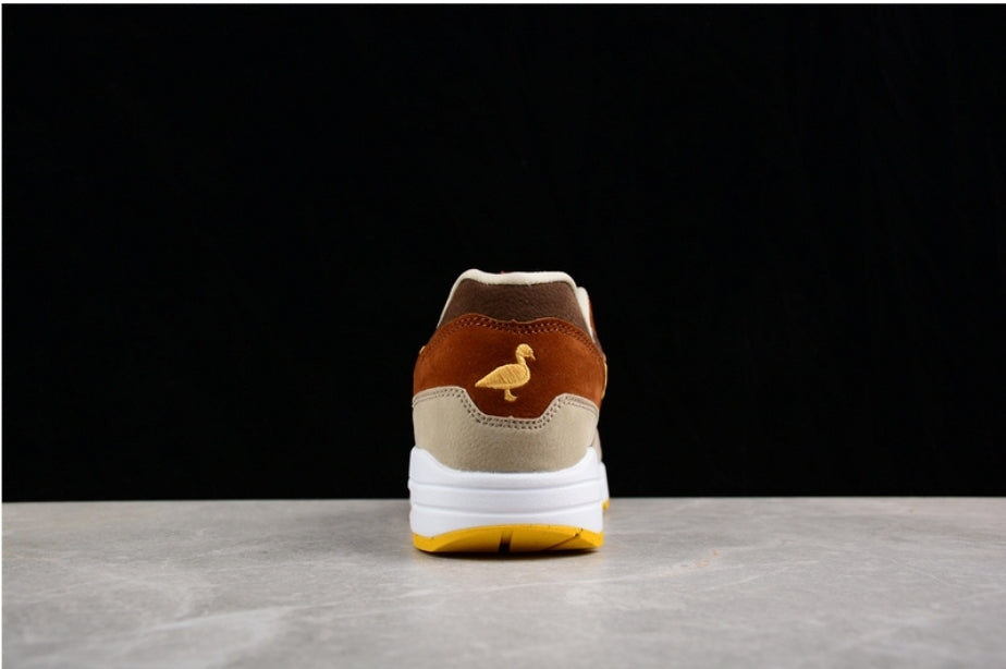 Les baskets Nike Air Max 1 sont iconiques pour leur style emblématique.retro incontournable pas cher. Le moins cher.exceptionnel 