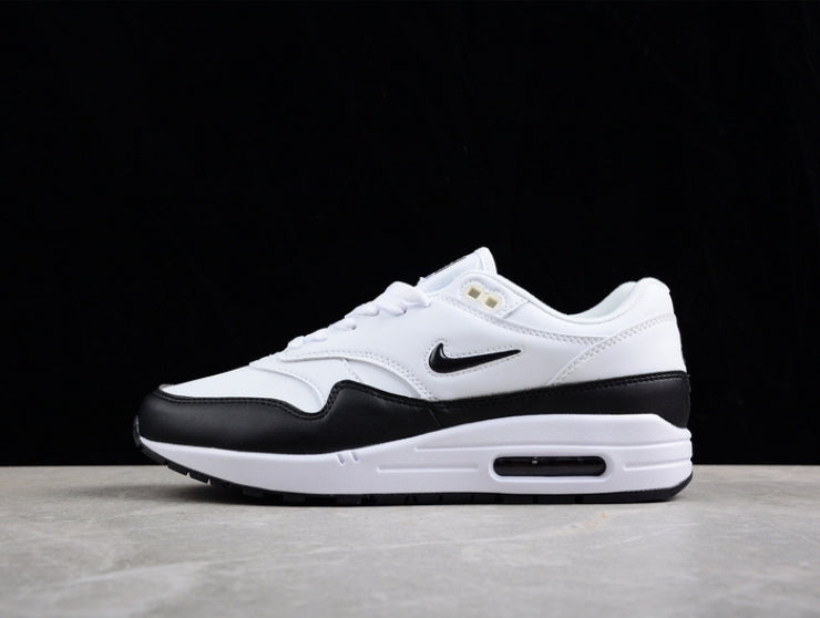 Les baskets Nike Air Max 1 sont iconiques pour leur style emblématique.retro incontournable pas cher. Le moins cher.exceptionnel 