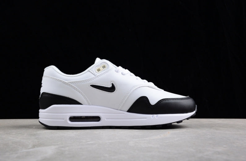 Les baskets Nike Air Max 1 sont iconiques pour leur style emblématique.retro incontournable pas cher. Le moins cher.exceptionnel 