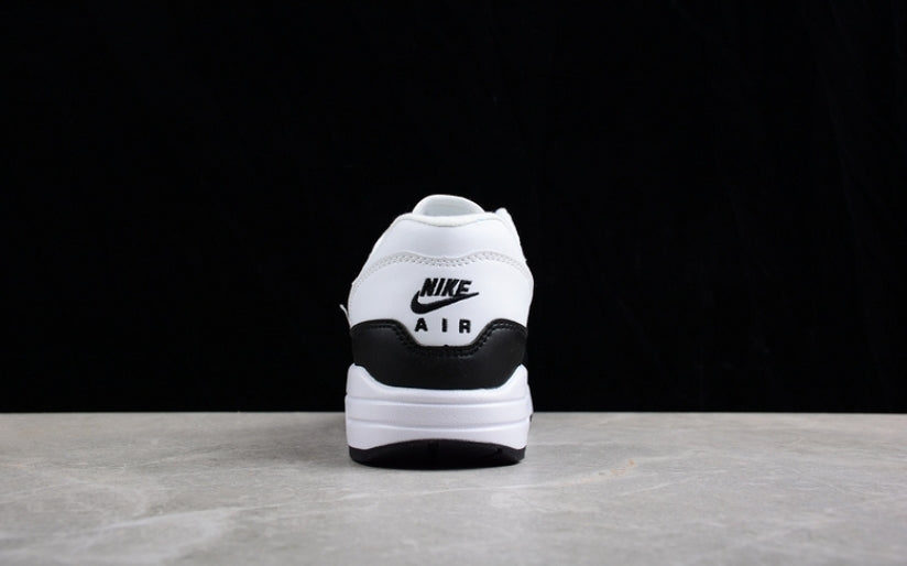 Les baskets Nike Air Max 1 sont iconiques pour leur style emblématique.retro incontournable pas cher. Le moins cher.exceptionnel 