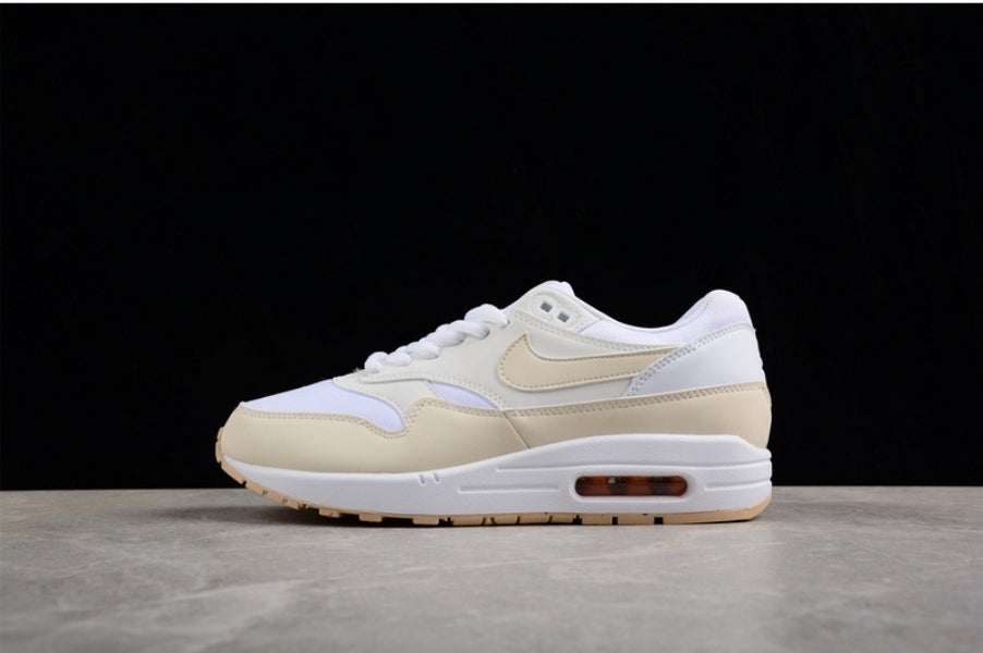 Les baskets Nike Air Max 1 sont iconiques pour leur style emblématique.retro incontournable pas cher. Le moins cher.exceptionnel 