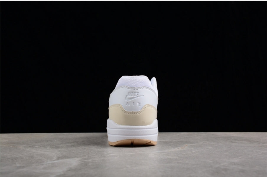 Les baskets Nike Air Max 1 sont iconiques pour leur style emblématique.retro incontournable pas cher. Le moins cher.exceptionnel 