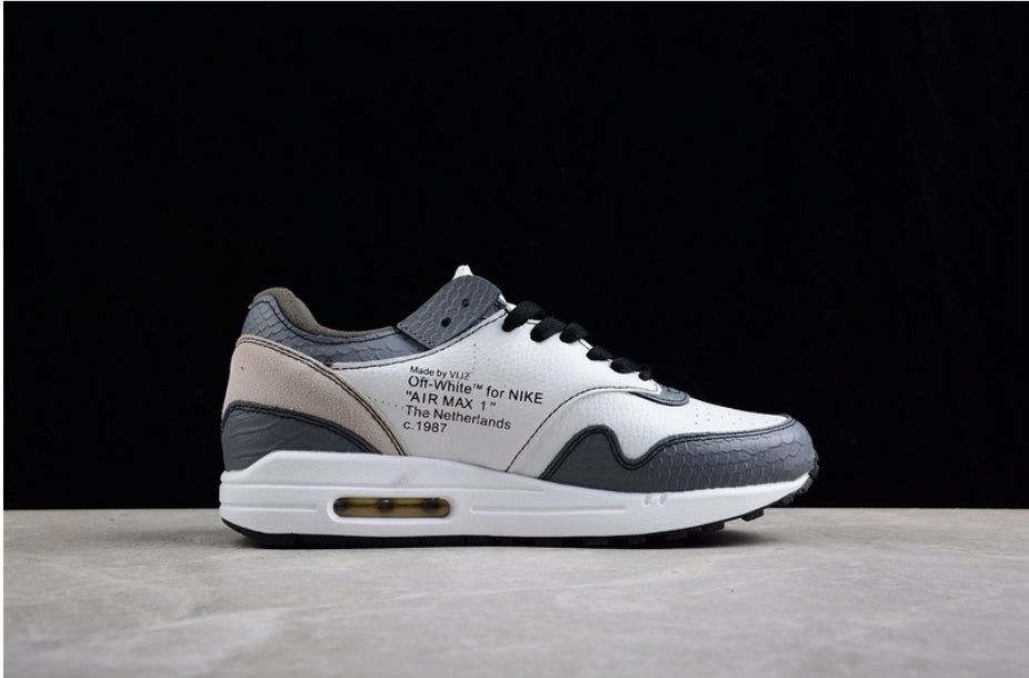 Les baskets Nike Air Max 1 sont iconiques pour leur style emblématique.retro incontournable pas cher. Le moins cher.exceptionnel 