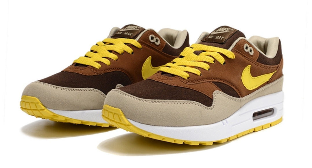 Les baskets Nike Air Max 1 sont iconiques pour leur style emblématique.retro incontournable pas cher. Le moins cher.exceptionnel 