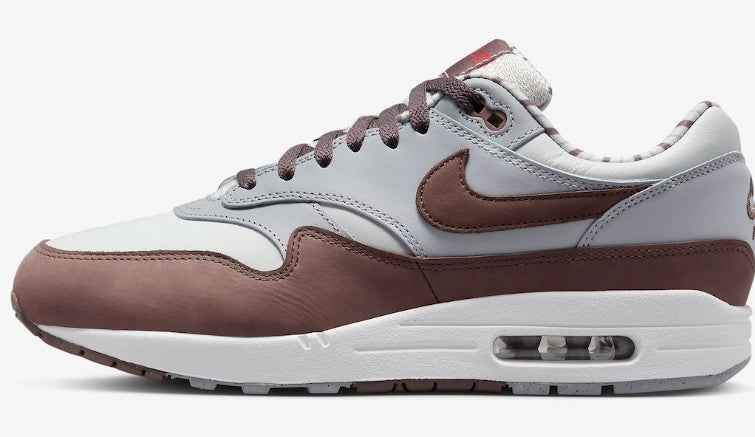 Les baskets Nike Air Max 1 sont iconiques pour leur style emblématique.retro incontournable pas cher. Le moins cher.exceptionnel 