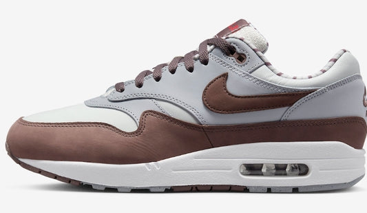 Les baskets Nike Air Max 1 sont iconiques pour leur style emblématique.retro incontournable pas cher. Le moins cher.exceptionnel 