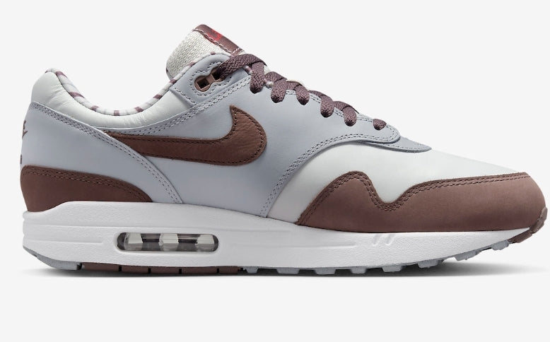 Les baskets Nike Air Max 1 sont iconiques pour leur style emblématique.retro incontournable pas cher. Le moins cher.exceptionnel 