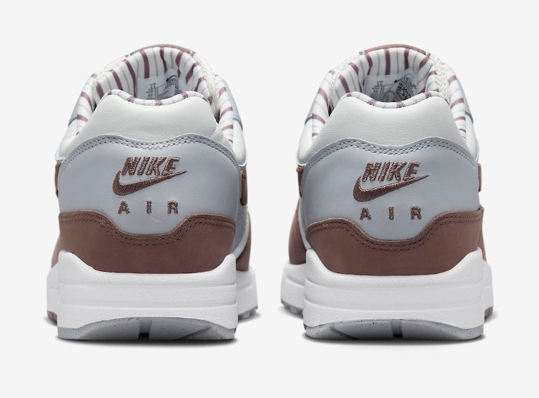 Les baskets Nike Air Max 1 sont iconiques pour leur style emblématique.retro incontournable pas cher. Le moins cher.exceptionnel 
