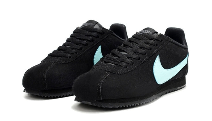 Les baskets Nike Cortez offrent un style intemporel et une silhouette emblématique. Leur design rétro et leurs matériaux de qualité. Pas cher. Le moins cher.