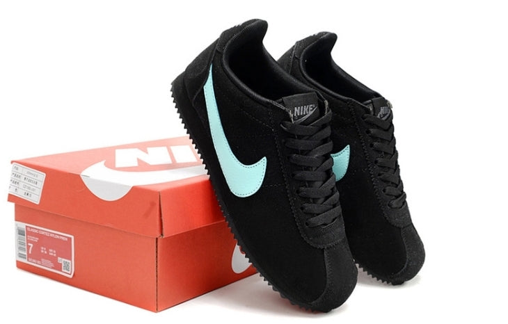 Les baskets Nike Cortez offrent un style intemporel et une silhouette emblématique. Leur design rétro et leurs matériaux de qualité. Pas cher. Le moins cher.
