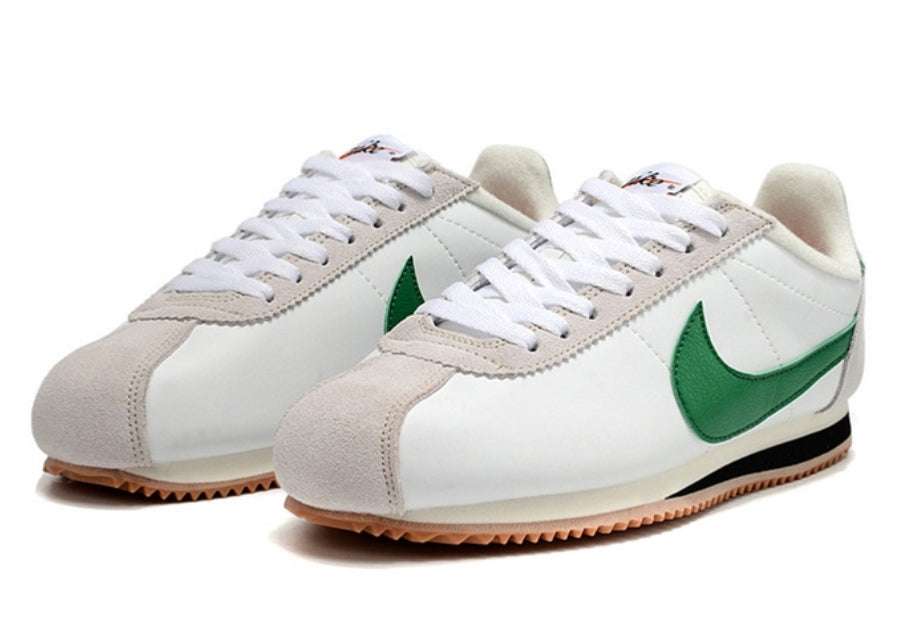 Les baskets Nike Cortez offrent un style intemporel et une silhouette emblématique. Leur design rétro et leurs matériaux de qualité. Pas cher. Le moins cher.
