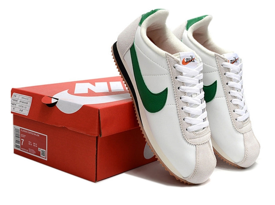 Les baskets Nike Cortez offrent un style intemporel et une silhouette emblématique. Leur design rétro et leurs matériaux de qualité. Pas cher. Le moins cher.