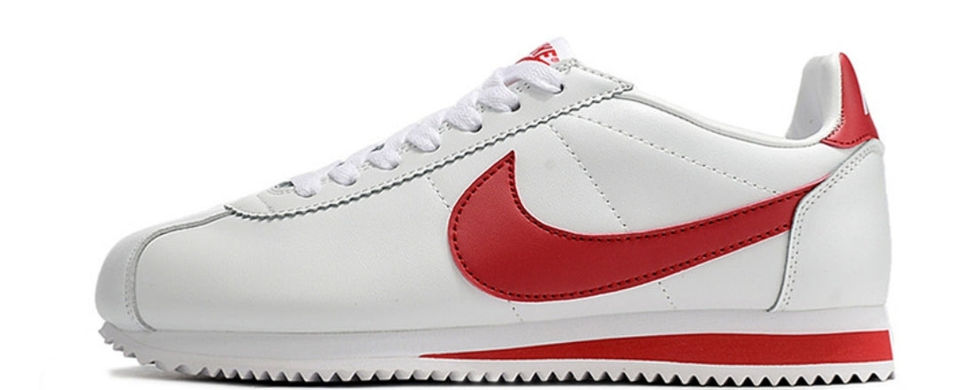Les baskets Nike Cortez offrent un style intemporel et une silhouette emblématique. Leur design rétro et leurs matériaux de qualité. Pas cher. Le moins cher.