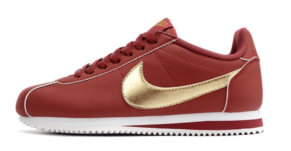 Les baskets Nike Cortez offrent un style intemporel et une silhouette emblématique. Leur design rétro et leurs matériaux de qualité. Pas cher. Le moins cher.