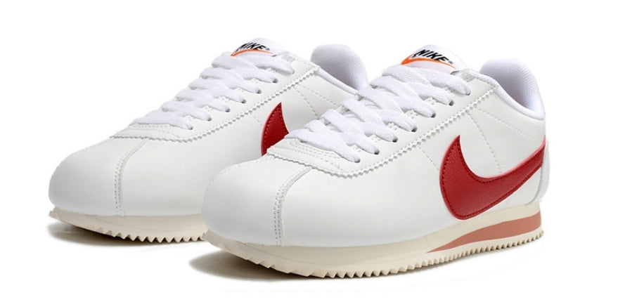 Les baskets Nike Cortez offrent un style intemporel et une silhouette emblématique. Leur design rétro et leurs matériaux de qualité. Pas cher. Le moins cher.