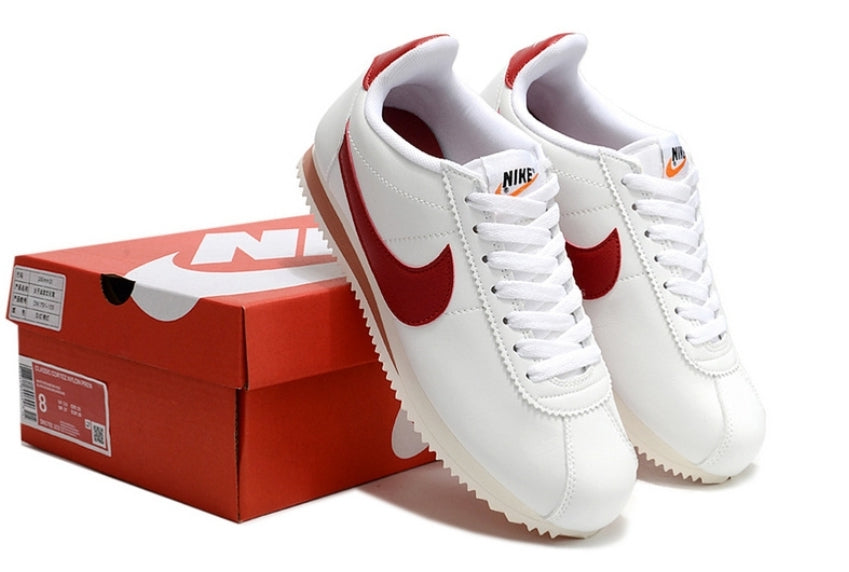 Les baskets Nike Cortez offrent un style intemporel et une silhouette emblématique. Leur design rétro et leurs matériaux de qualité. Pas cher. Le moins cher.