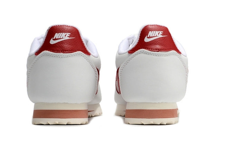 Les baskets Nike Cortez offrent un style intemporel et une silhouette emblématique. Leur design rétro et leurs matériaux de qualité. Pas cher. Le moins cher.