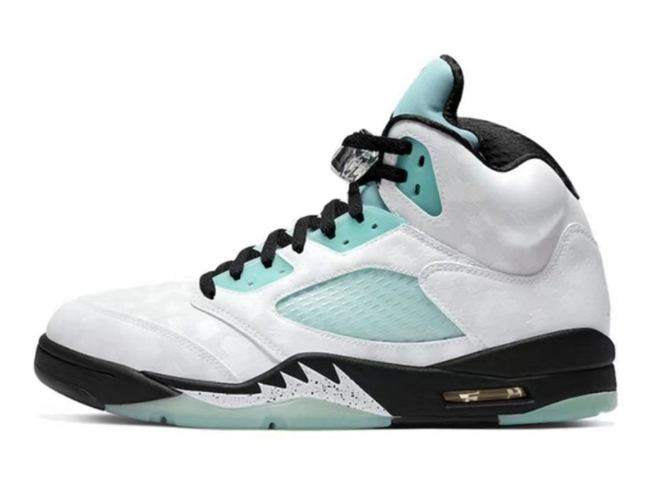 Les baskets Air Jordan 5 offrent un style audacieux et une performance exceptionnelle. leur design unique emblématique. Pas cher. Le moins cher. 