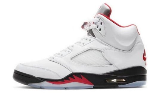 Les baskets Air Jordan 5 offrent un style audacieux et une performance exceptionnelle. leur design unique emblématique. Pas cher. Le moins cher.
