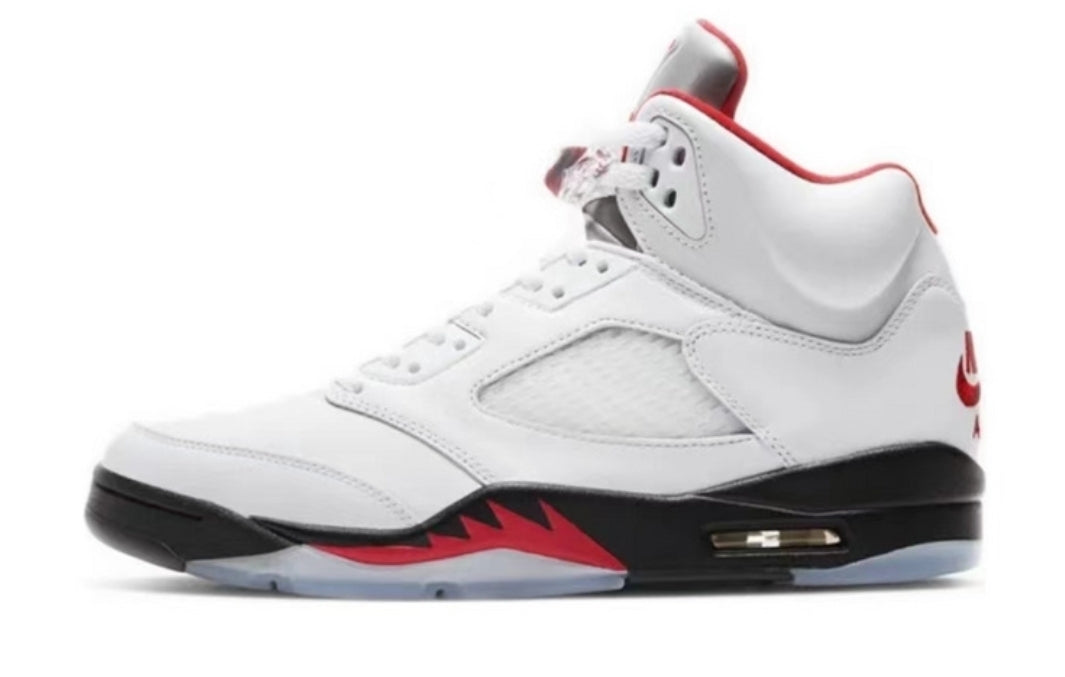 Les baskets Air Jordan 5 offrent un style audacieux et une performance exceptionnelle. leur design unique emblématique. Pas cher. Le moins cher. 