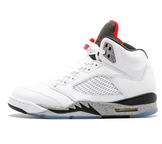 Les baskets Air Jordan 5 offrent un style audacieux et une performance exceptionnelle. leur design unique emblématique. Pas cher. Le moins cher.