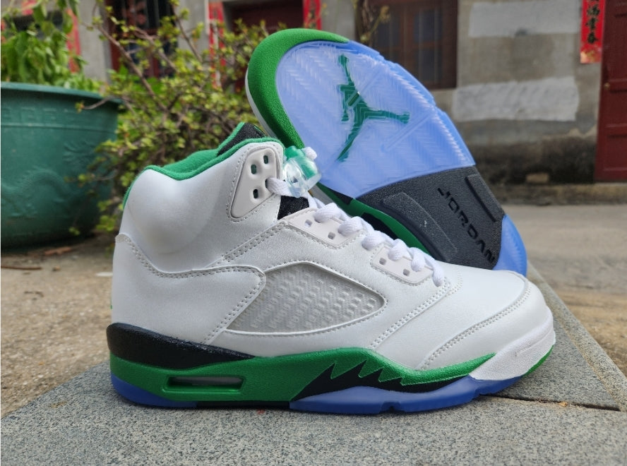 Les baskets Air Jordan 5 offrent un style audacieux et une performance exceptionnelle. leur design unique emblématique. Pas cher. Le moins cher. 