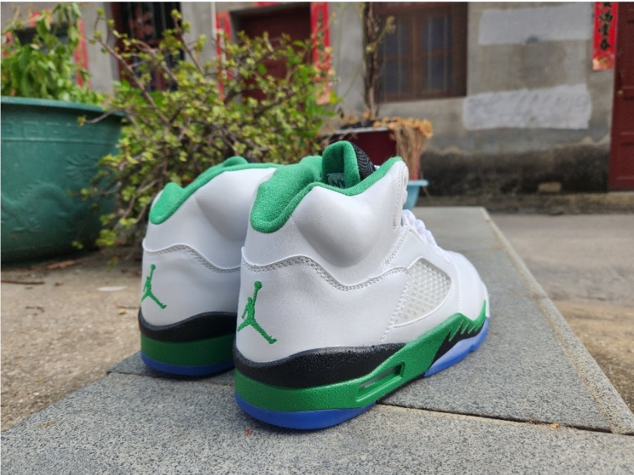 Les baskets Air Jordan 5 offrent un style audacieux et une performance exceptionnelle. leur design unique emblématique. Pas cher. Le moins cher. 