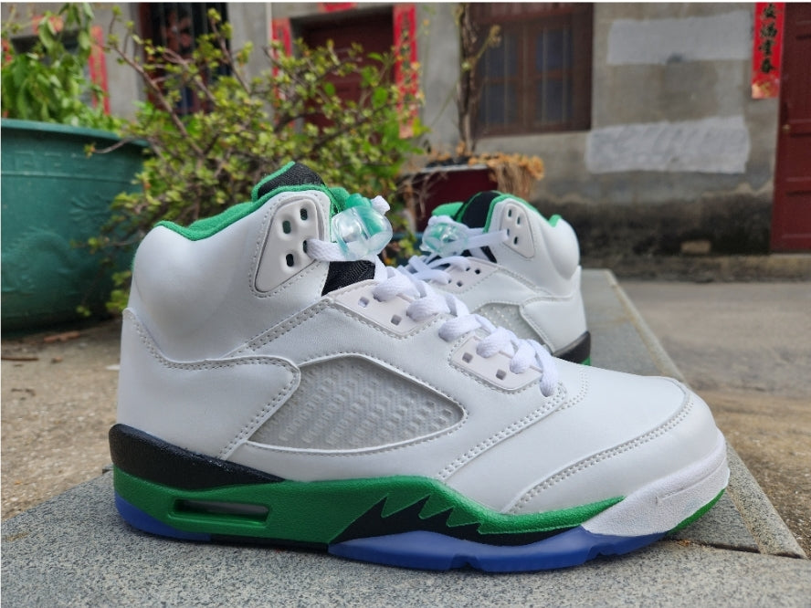 Les baskets Air Jordan 5 offrent un style audacieux et une performance exceptionnelle. leur design unique emblématique. Pas cher. Le moins cher. 