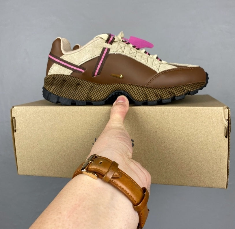 Les baskets Nike Air Humara LX Jacquemus offrent un style emblématique et une performance exceptionnelle. leur design distinctif.pas cher. Le moins cher.