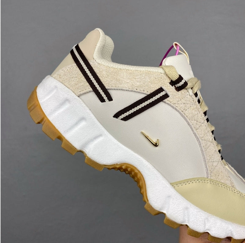 Les baskets Nike Air Humara LX Jacquemus offrent un style emblématique et une performance exceptionnelle. leur design distinctif.pas cher. Le moins cher.