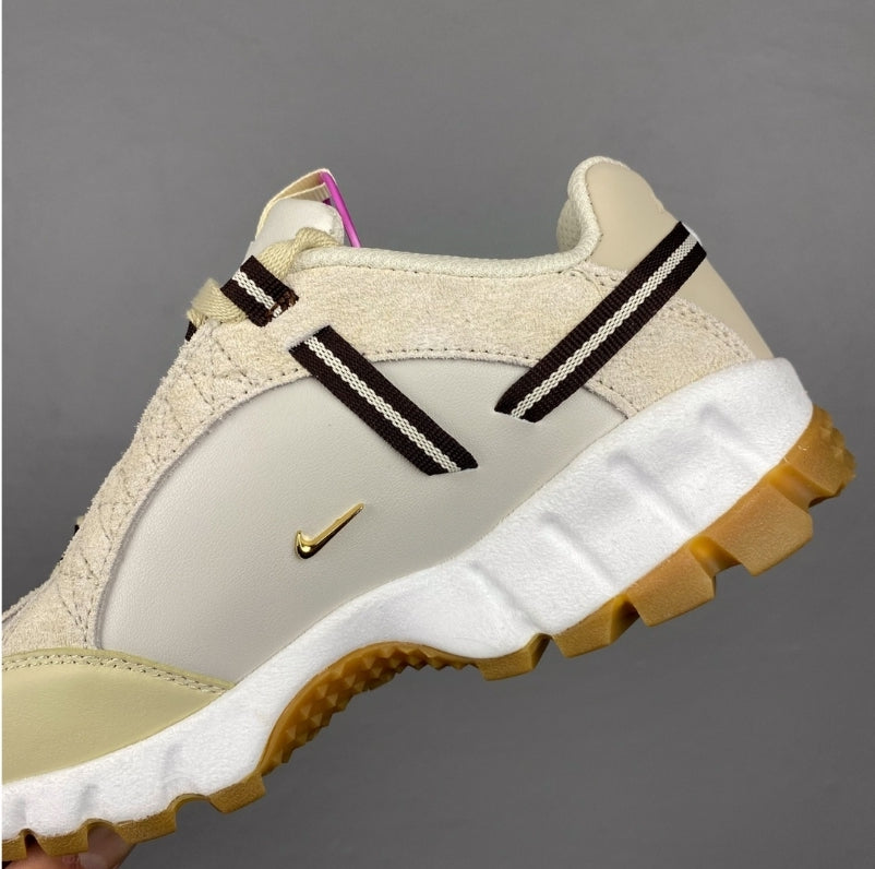 Les baskets Nike Air Humara LX Jacquemus offrent un style emblématique et une performance exceptionnelle. leur design distinctif.pas cher. Le moins cher.