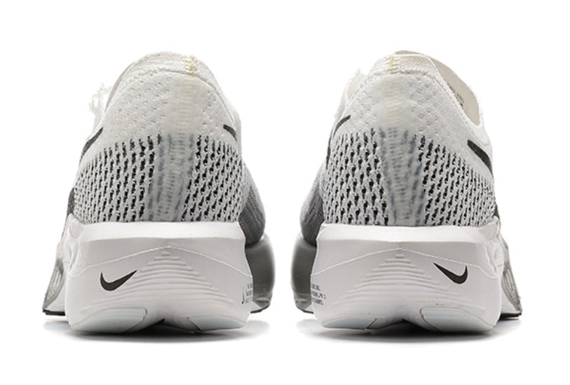 Les baskets Nike Air Zoom combinent style et performance, offrant une expérience unique. Leur design élégant. Pas cher. Le moins Cher.
