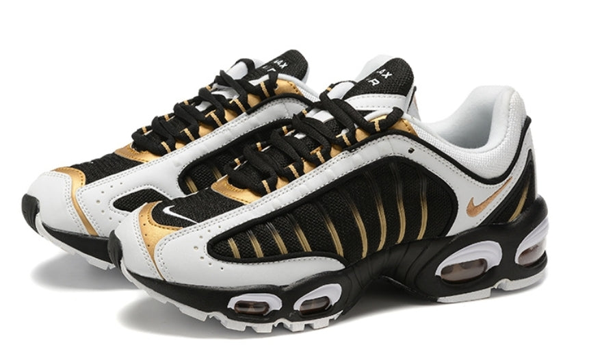 Les baskets Nike Air Max Tailwind 4 offrent un style emblématique et une performance exceptionnelle.

 leur design audacieux. Pas Cher. Le moins cher.