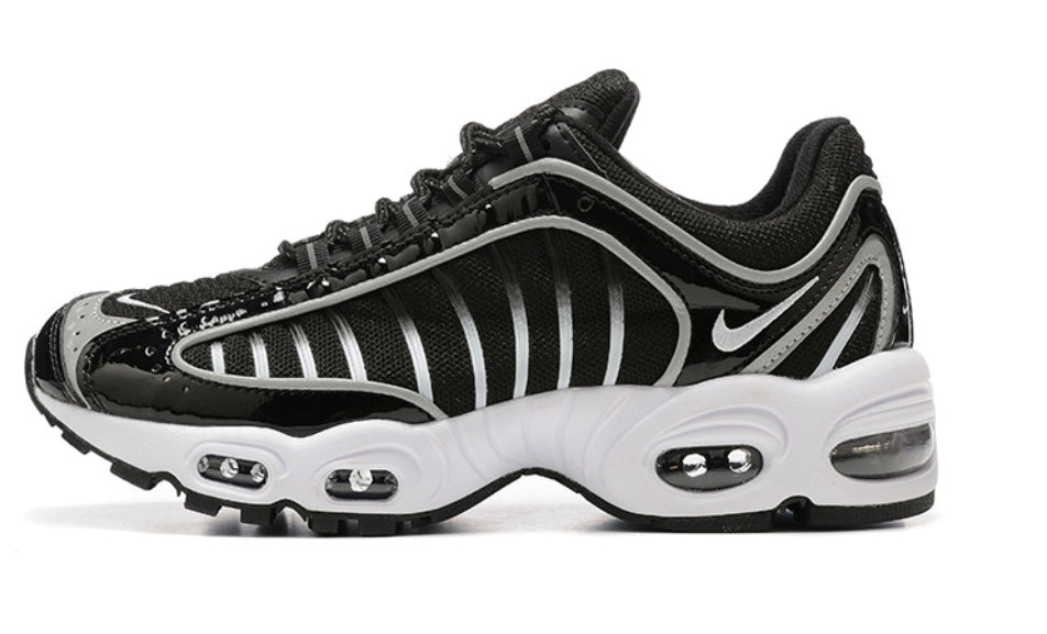 Les baskets Nike Air Max Tailwind 4 offrent un style emblématique et une performance exceptionnelle.

 leur design audacieux. Pas Cher. Le moins cher.