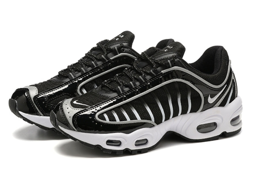 Les baskets Nike Air Max Tailwind 4 offrent un style emblématique et une performance exceptionnelle.

 leur design audacieux. Pas Cher. Le moins cher.
