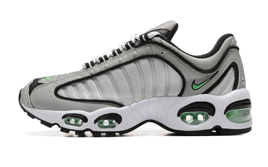 Les baskets Nike Air Max Tailwind 4 offrent un style emblématique et une performance exceptionnelle.

 leur design audacieux. Pas Cher. Le moins cher.