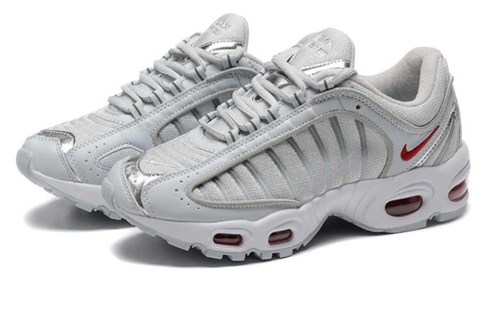 Les baskets Nike Air Max Tailwind 4 offrent un style emblématique et une performance exceptionnelle.

 leur design audacieux. Pas Cher. Le moins cher.
