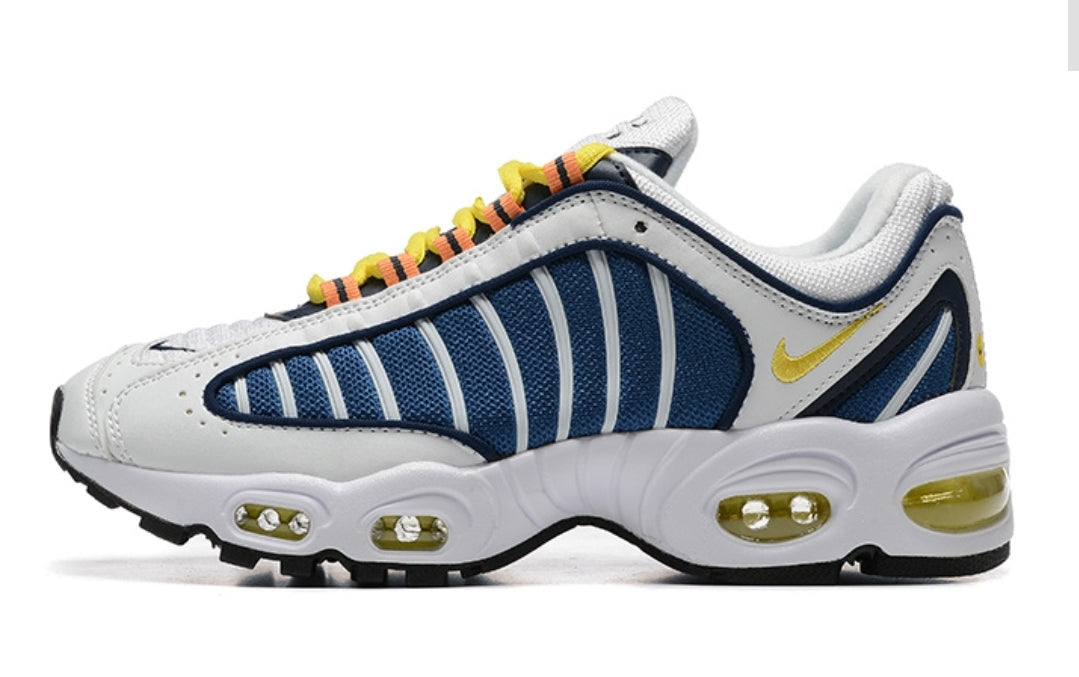 Les baskets Nike Air Max Tailwind 4 offrent un style emblématique et une performance exceptionnelle.

 leur design audacieux. Pas Cher. Le moins cher.