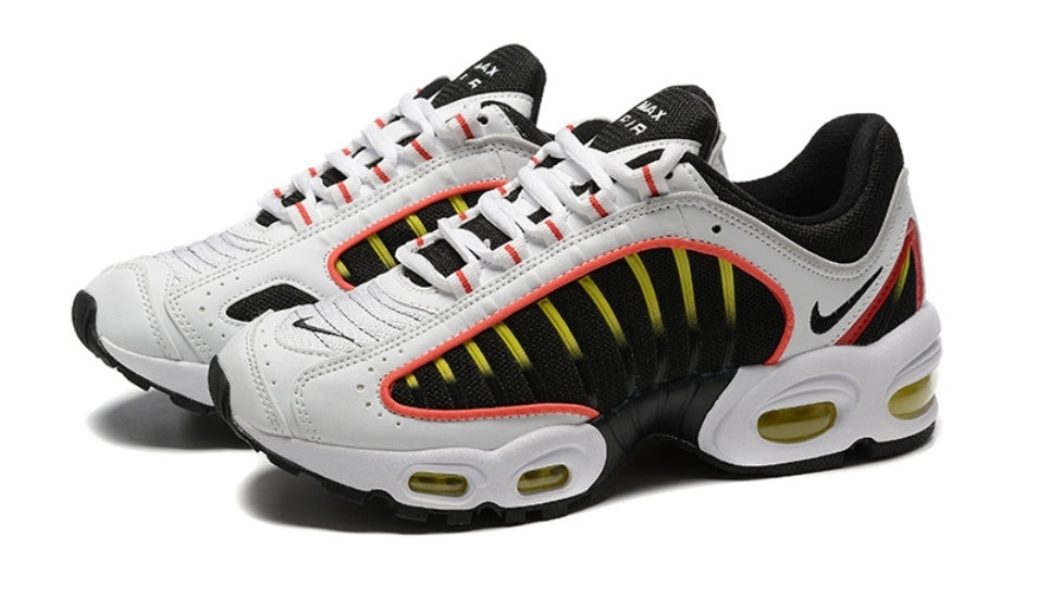 Les baskets Nike Air Max Tailwind 4 offrent un style emblématique et une performance exceptionnelle.

 leur design audacieux. Pas Cher. Le moins cher.